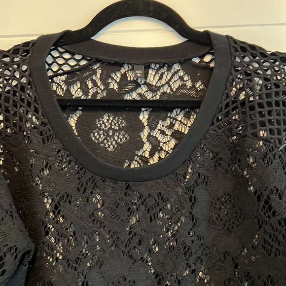 Beautiful crochet style 3/4 length top - Picture 4 of 7